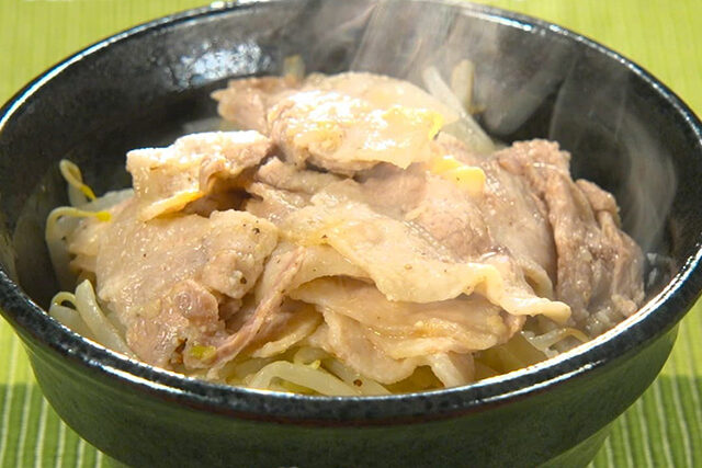 【家事ヤロウ】レンチンねぎ塩豚丼のレシピ｜チューブ調味料レシピ