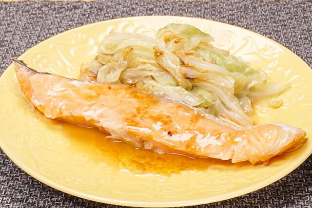 【家事ヤロウ】鮭のキャベツ蒸しのレシピ 角上魚類激うまレシピ