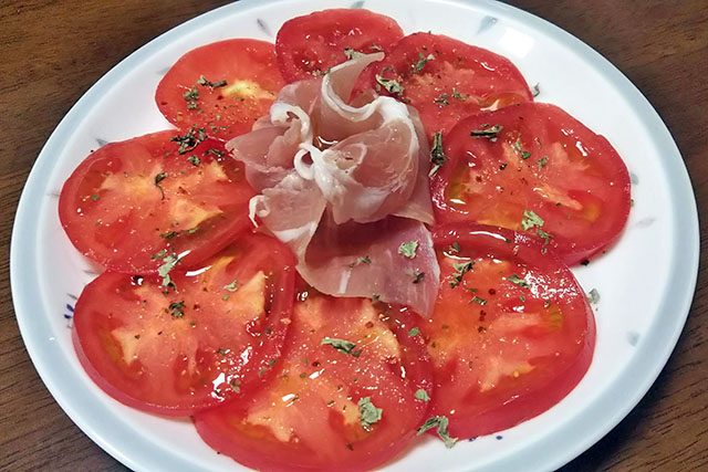 【きょうの料理】輪切りトマトのバジルたたきのレシピ 小田真規子さんの減塩レシピ